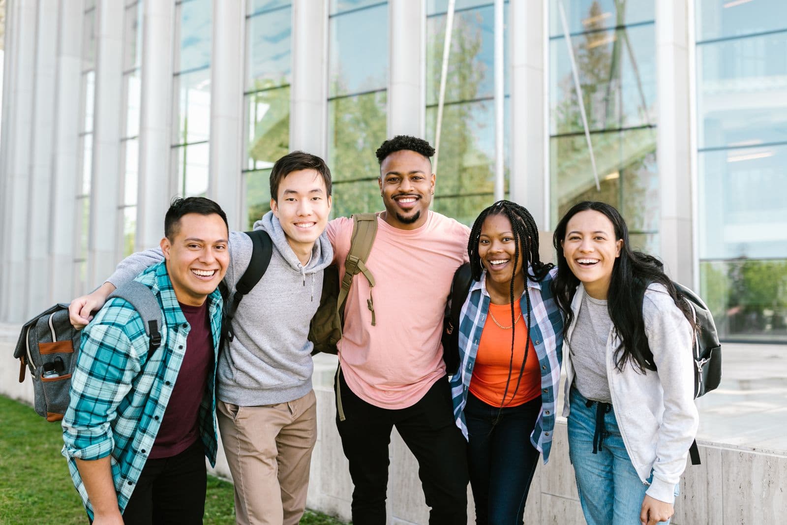Groupe d'étudiants internationaux souriants sur un campus